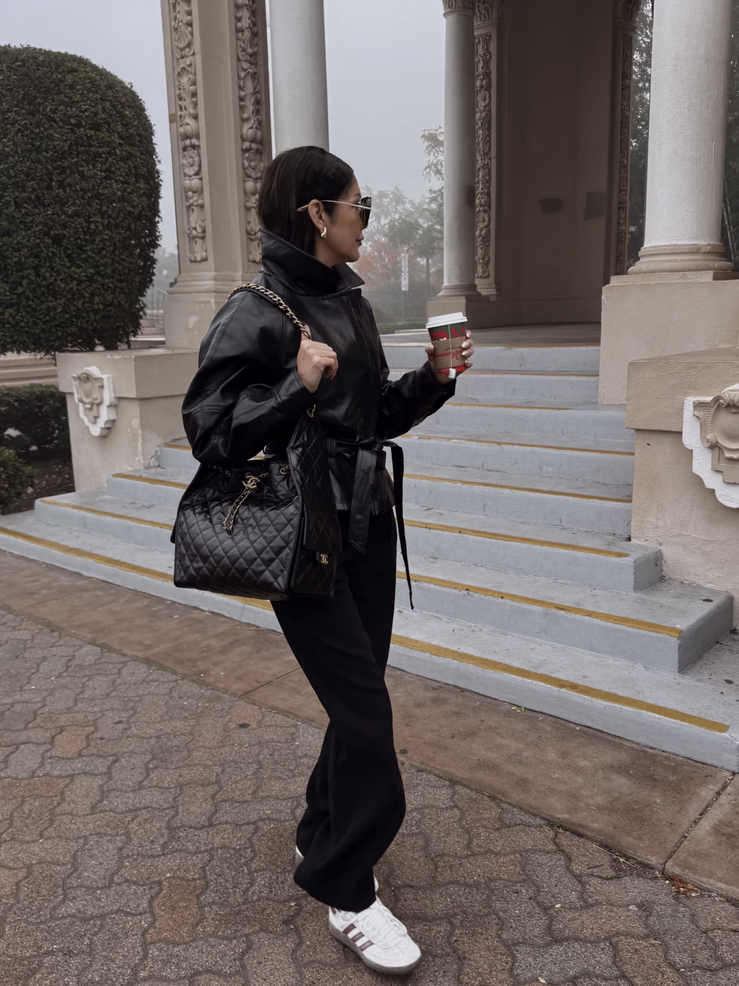 chanel 25 bag hangbag all black outfit