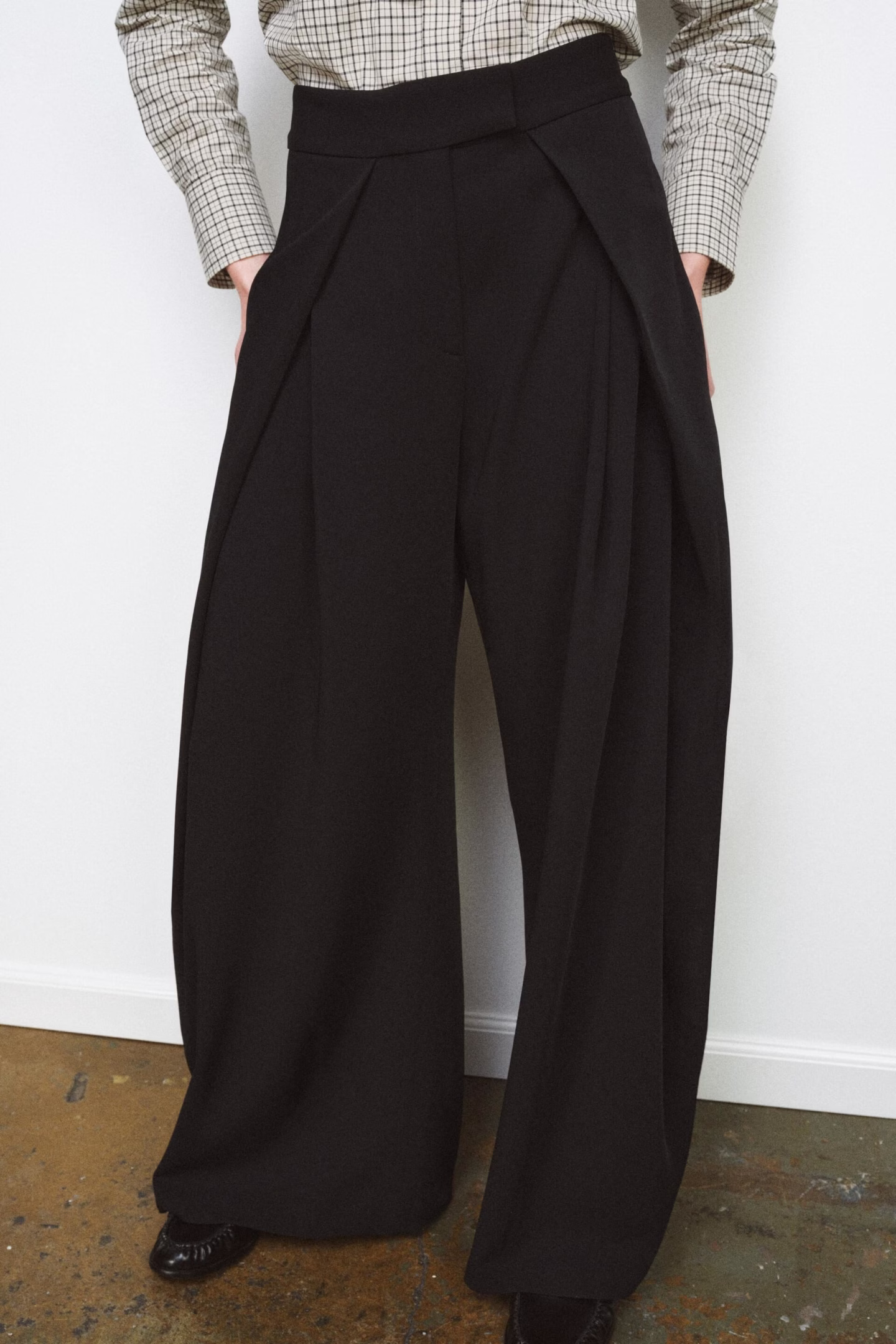 black pleated wide leg pants