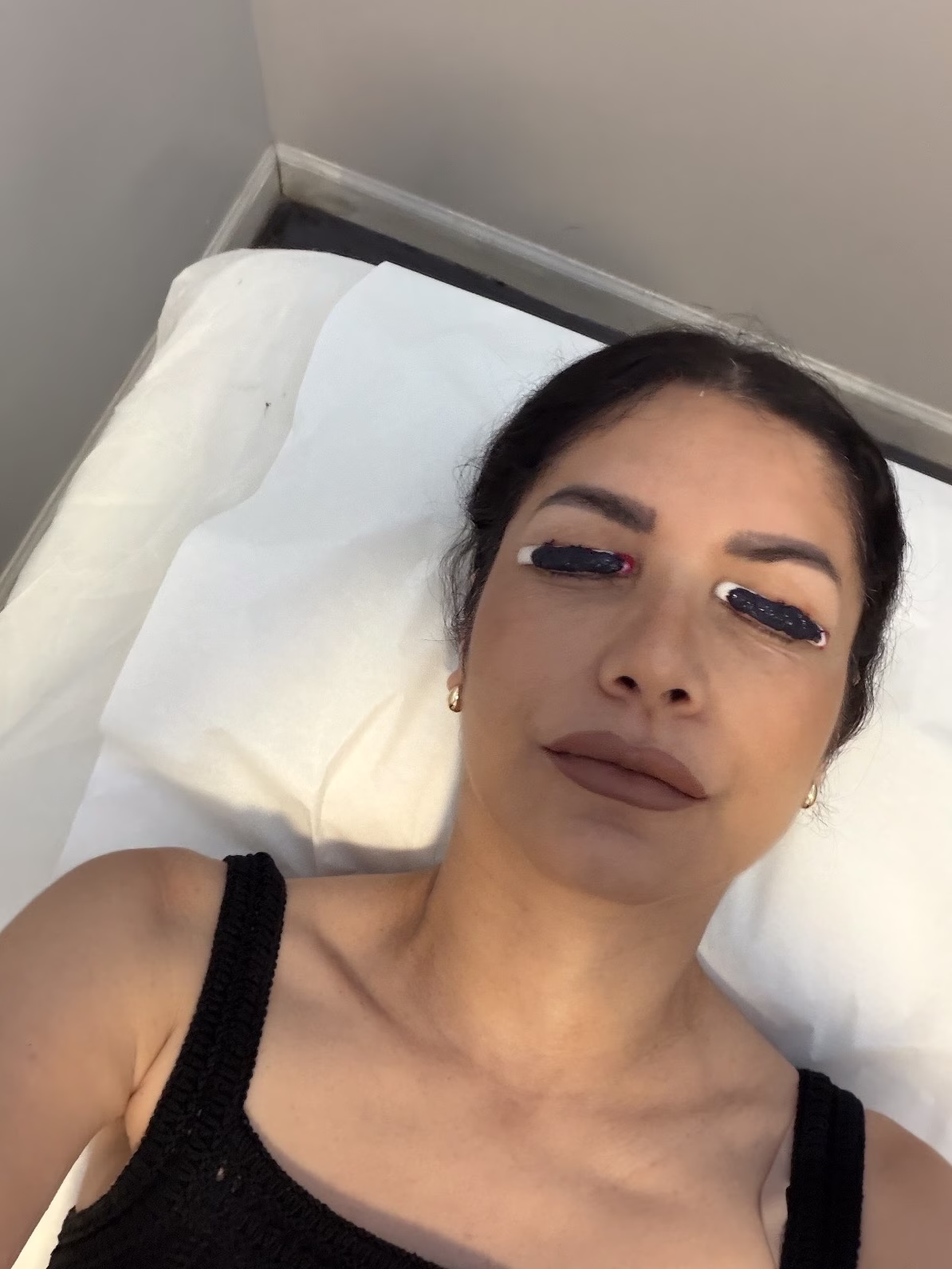 Step 3. TINT
The technician applies the tint onto your lashes. The tint needs to stay on the lashes for another 10-15 minutes.
