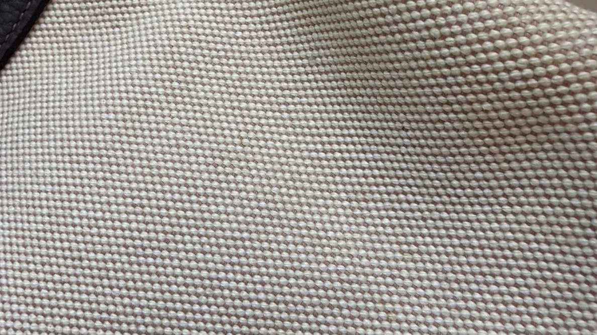 Hermes Toile Canvas can easily absorbs odors since is fabric