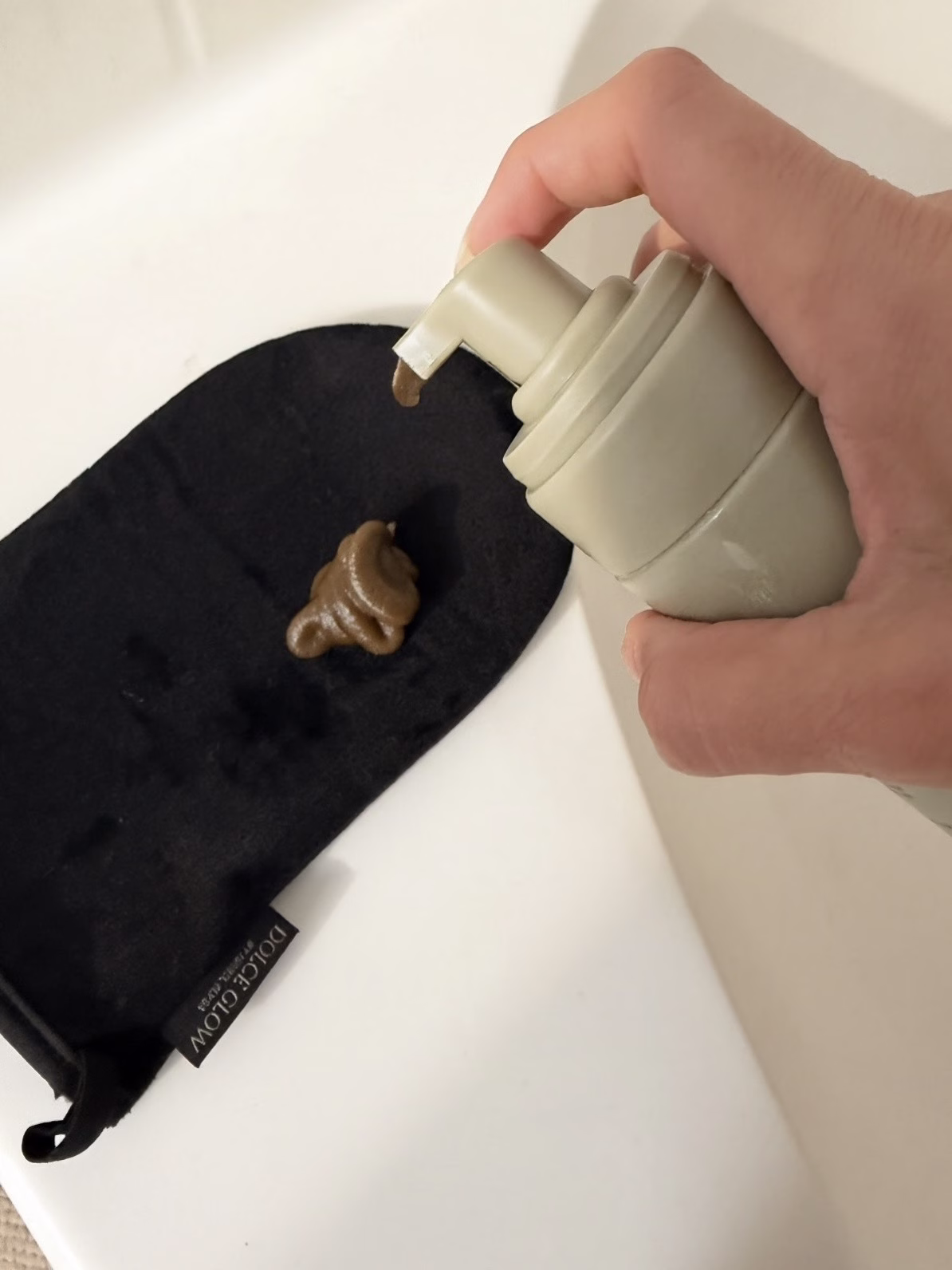 Tanning with self tanner - Step 4: Apply Self Tanner With a Mitt