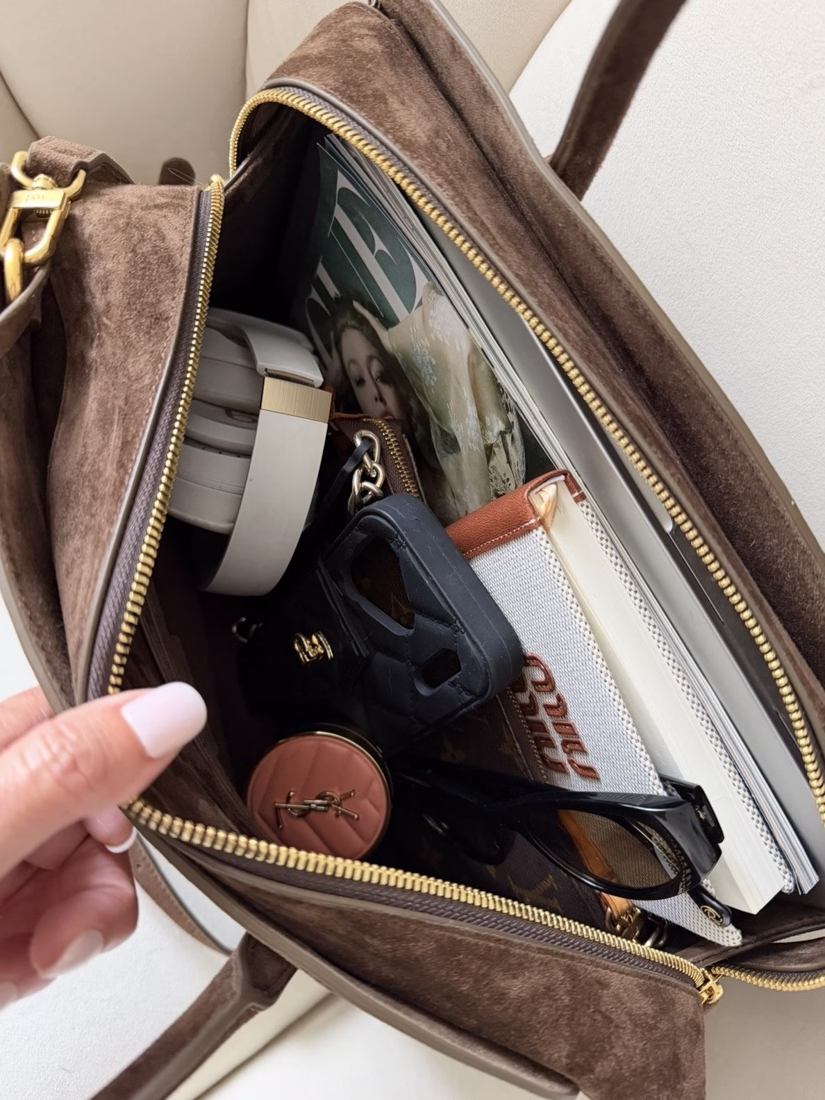 What fits in Parisa Wang gabrielle 35 chocolate suede bag